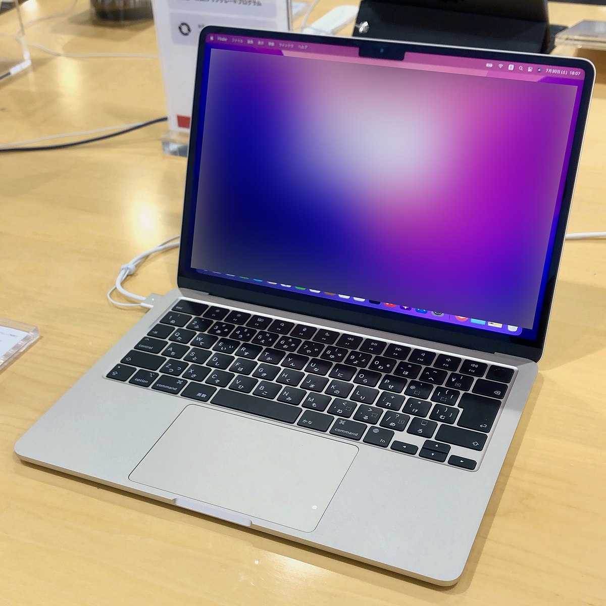 https://upload.wikimedia.org/wikipedia/commons/thumb/9/9f/M2_Macbook_Air_Starlight_model.jpg/1200px-M2_Macbook_Air_Starlight_model.jpg