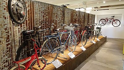 I ingången visas cyklar med påhängsmotor.