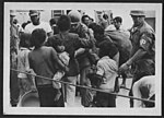 Miniatuur voor Bestand:MPs search Vietnamese refugees aboard USS Durham.jpg