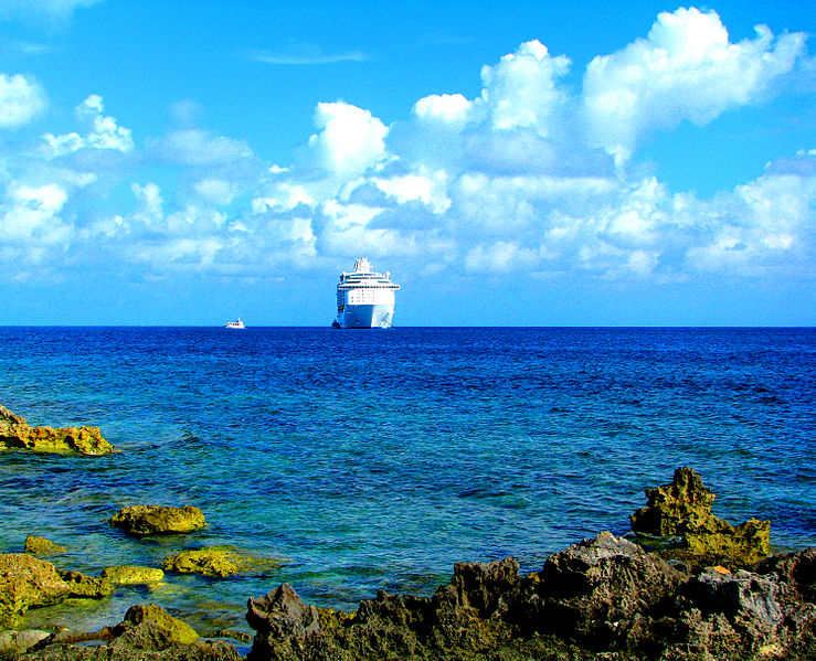 File:Mariner of the Seas and Green Rocks.jpg