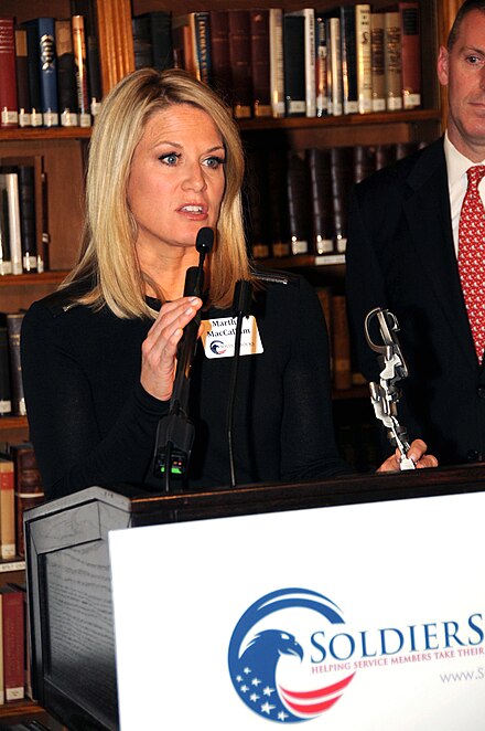 MarthaMacCallum accepting Commitment to Service Award 2014.jpg