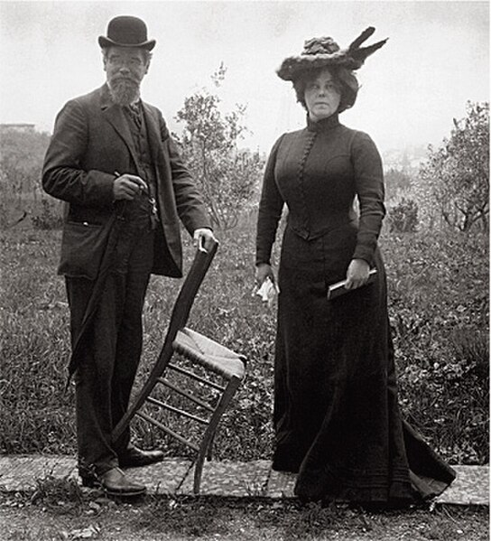 Max Klinger and Elsa Asanijeff in the garden of Villa Romana, Florence (1905)