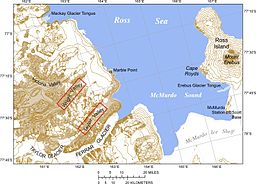 Erebus istunge strekkjer seg ut i McMurdo Sound frå Ross Island mellom Cape Royds og McMurdo-basen.