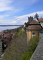 Blick von der Terrasse des Neuen Schlosses in Richtung Burg Meersburg