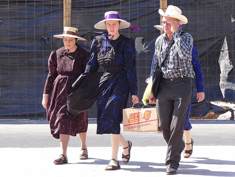 File:Mennonite Family - Campeche - Mexico - 02.jpg