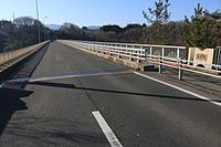 北側の右岸から望む美恵橋、2車線の車道と片側に歩道