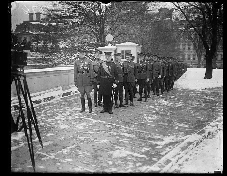 File:Military group at White House, Washington, D.C. LCCN2016893980.jpg