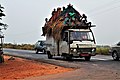 Minibus tranportant vodoun Zangbéto et adeptes pour la fête du vodoun au Bénin.jpg