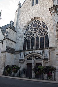Le portail principal dans rue du Cerceau, façade Est.
