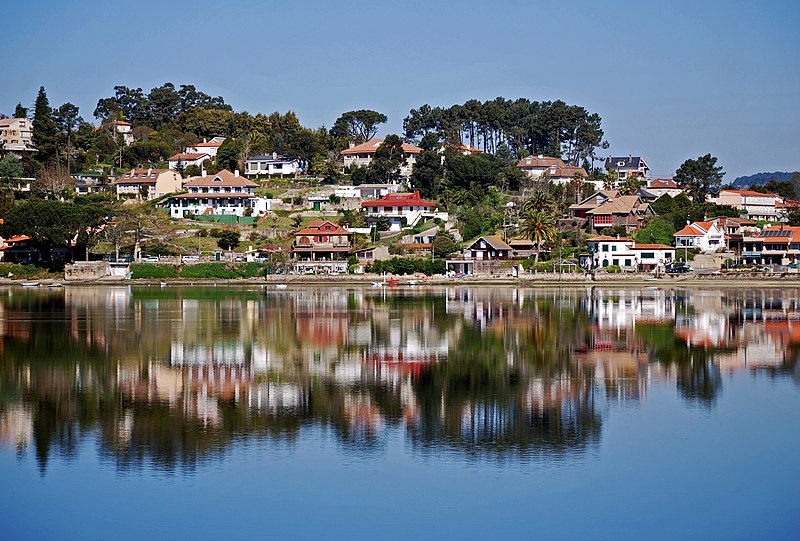 File:Monte Lourido reflejado - panoramio.jpg