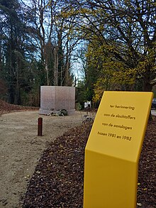 The monument to remember the victims of de Bende van Nijvel. "in memory of the victims of the attacks between 1981 and 1985". Monument slachtoffers bende van Nijvel.3.jpg