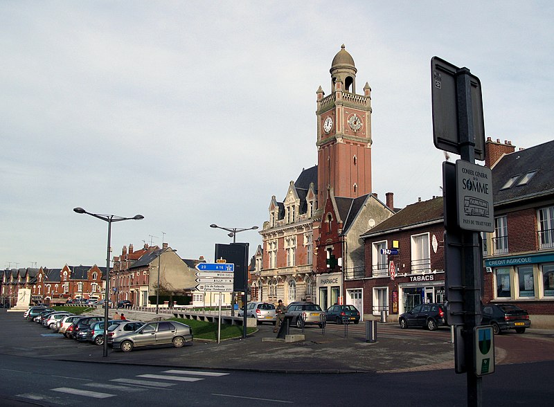 File:Moreuil place centrale 1.jpg