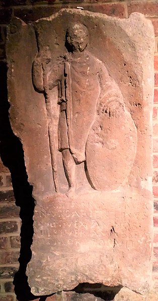 File:Musée de Picardie, stèle funéraire d'un militaire romain 1.jpg