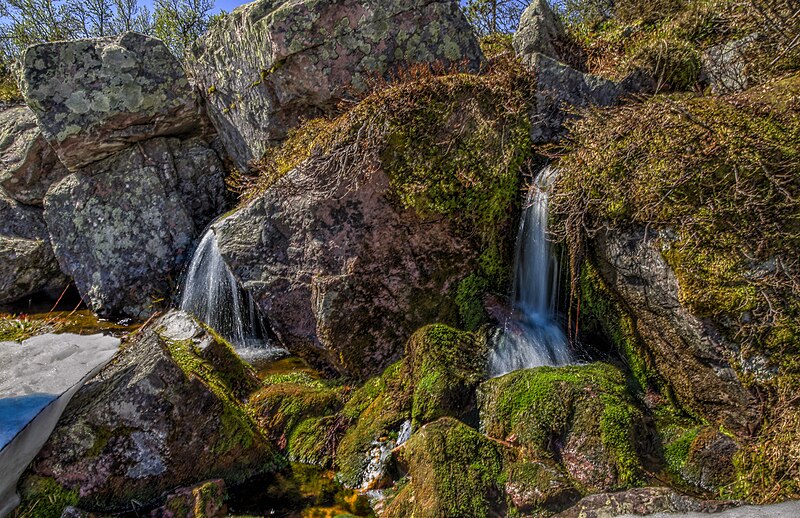 File:Nano waterfalls (21301602583).jpg