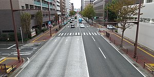 那の津通り（舞鶴小学校前交差点の東側、福岡市中央区、左：長浜、右：舞鶴）