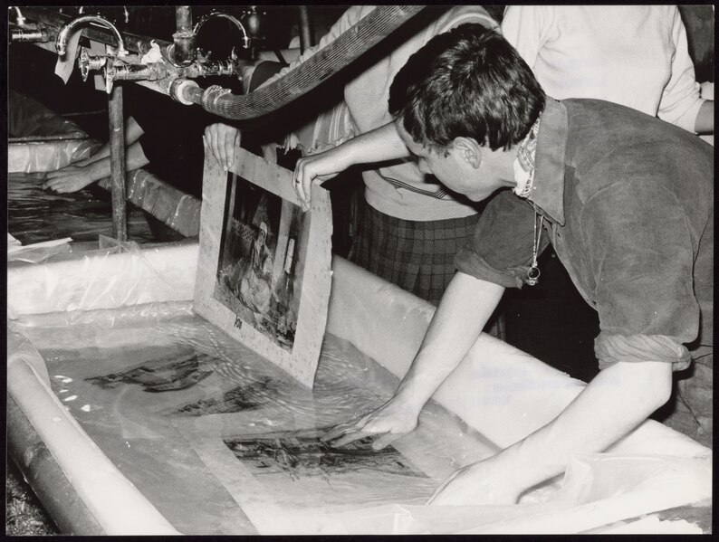 File:National Library manuscripts being washed in Florence after the 1966 flood of the Arno - UNESCO - PHOTO 0000001407 0001.tiff