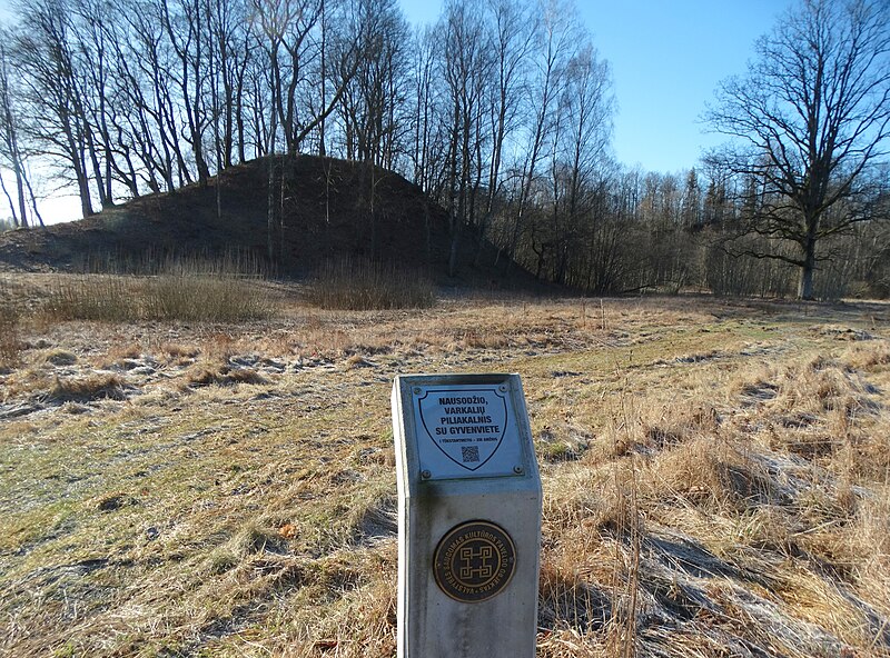 File:Nausodžio, Varkalių piliakalnis su gyvenviete. Ženklas.JPG