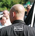 Neonazi-skinheads-weiss-und-stolz crop.jpg