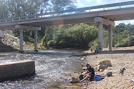 Neue Brücke bei Oallen Ford, Shoalhaven River mit Goldwaschen.JPG