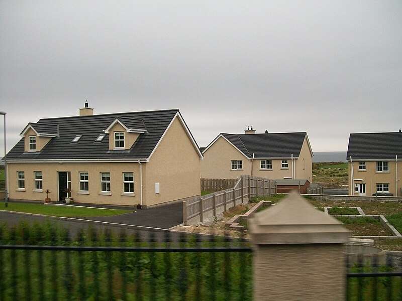 File:New built houses at Sawhill Park, Annalong - geograph.org.uk - 4322211.jpg