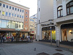 Nikolaistraße zum Holm hin, Holmnixe und Eckhaus Nikolaistraße 1 (Flensburg 2013-08-24)