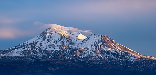 Die Nordseite von Mount Shasta im Abendlicht, Januar 2022