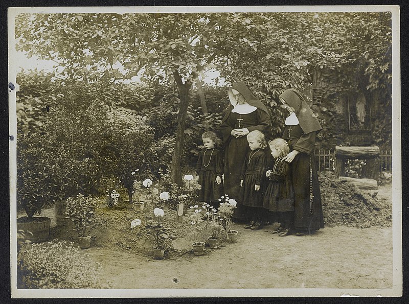 File:Nuns at the graveside of Major Willie Redmond, M.P, Bestanddeelnr 158-0937.jpg