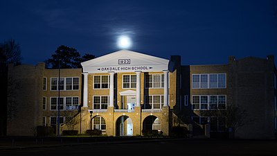 Evening school. Окдейл США. Школа ночью. Школа ночью снаружи. Здание школы ночью.