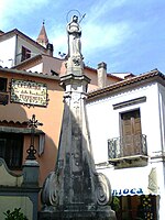 Obelisco de la Virgen de los Dolores,
mandado erigir en 1788 por el ciudadano Gerardo Laurelli, frente a la iglesia del mismo nombre.