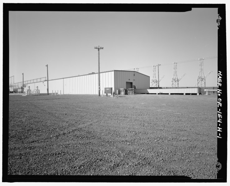 File:Oblique view to the south of the Transmitter Building - Over-the-Horizon Backscatter Radar Network, Christmas Valley Radar Site Transmit Sector Five Transmitter Building, On unnamed HAER OR-154-H-1.tif