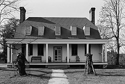 Old Mansion, State Route 2 маңында, Боулинг Грин (Каролин округы, Вирджиния) .jpg