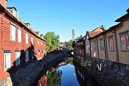 Svartån går genom centrum, i bakgrunden stadshustornet.