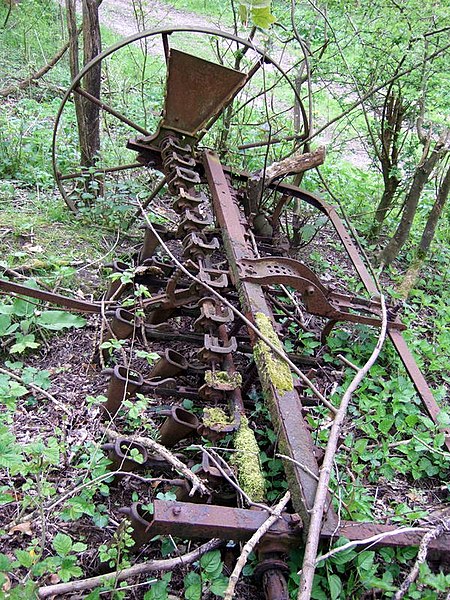 File:Old seed drill - geograph.org.uk - 1856016.jpg