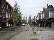Bestrating en straatmeubilair in Oostburg (Zeeuws-Vlaanderen), naar ontwerp van Gijs Bakker. [6]