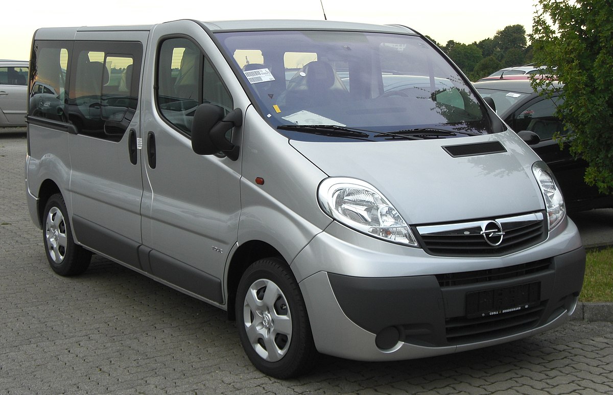 https://upload.wikimedia.org/wikipedia/commons/thumb/9/9f/Opel_Vivaro_Combi_Facelift_front.JPG/1200px-Opel_Vivaro_Combi_Facelift_front.JPG