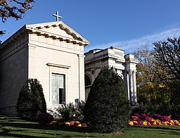 Exteriören. Till höger ses Adolphe Thiers gravmonument.