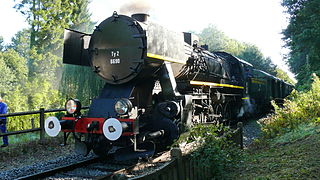 Locomotive en ligne, à l'arrêt de Hallines