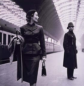 Lisa Fonssagrives sur une photographie de mode prise par Toni Frissell à la Gare de Paddington en 1951 pour Harper's Bazaar.