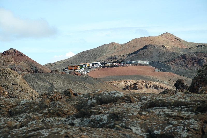 File:Parkplatz, Restaurant und Vorführbereich im Timanfaya-Nationalpark.jpg