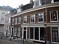 Houses at Pausdam, Utrecht. The national-monument number of the house in the middle (no. 1 (?)) is 18296; the house on the right's (no. 2) monument number is 450490. The were built in the 17th century and 17-18th century, respectively.