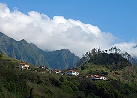 Pico da Cova, besar tebing curam dengan pemandangan dimana legenda mengatakan Saint Vincent Saragossa muncul ke agama yang setia, inspirasi penamaan penyelesaian