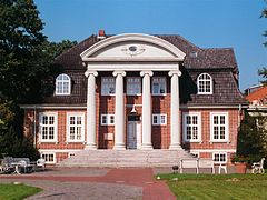 This is a photograph of an architectural monument. Hofanlage Thesdorf, Hauptgebäude Rellinger Straße 37-39 Architekt: Klaus Groth Baujahr: 1921