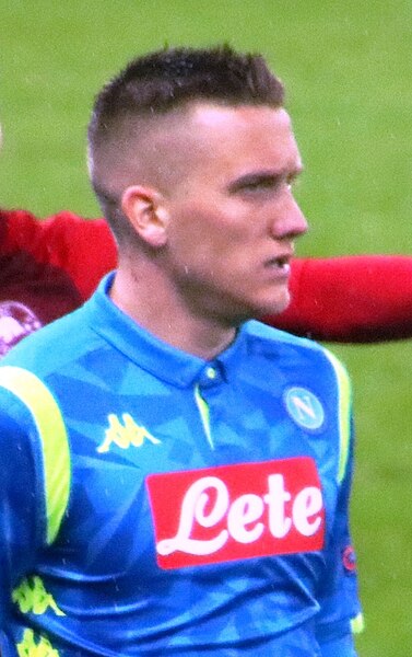 Zieliński playing for Napoli in 2019