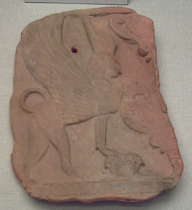 Placa con esfinge. Arcilla. Siglo VI a. C. de la Necrópolis cartaginesas en Ibiza.