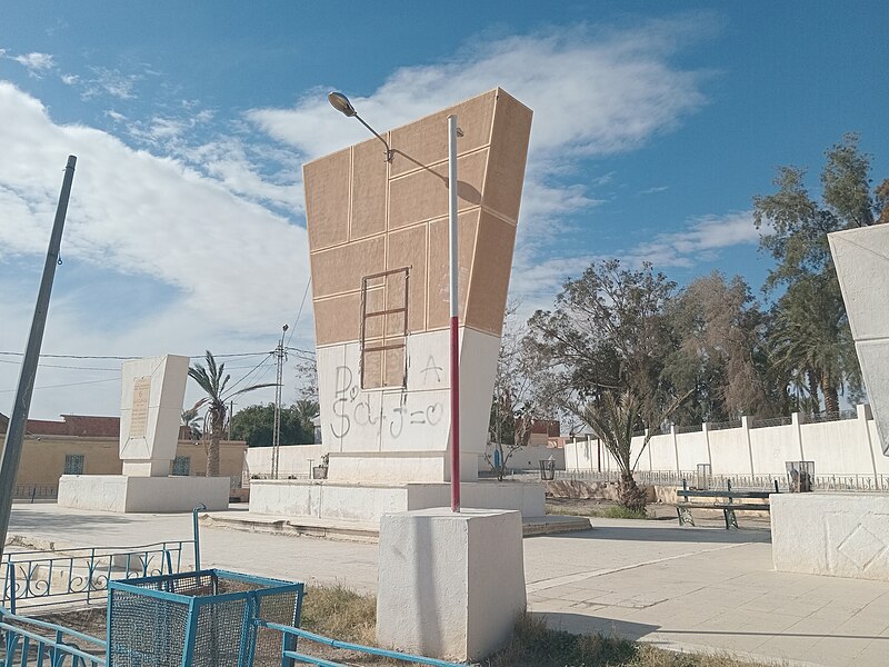 File:Place des Martyrs à Metlaoui 01.jpg