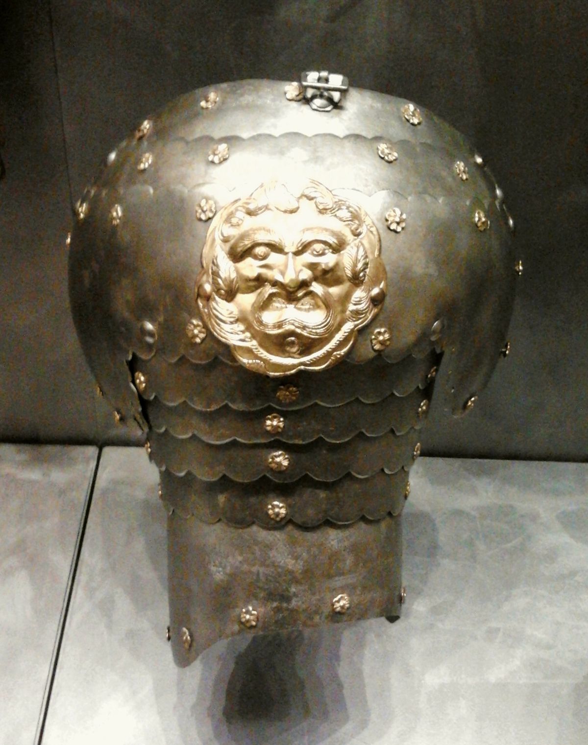 medieval plate armor shoulder