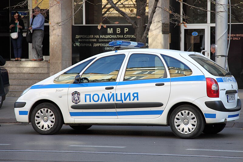 File:Polizeiauto in Sofia Renault 2012 PD.JPG