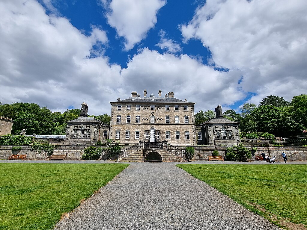 Small picture of Pollok House courtesy of Wikimedia Commons contributors