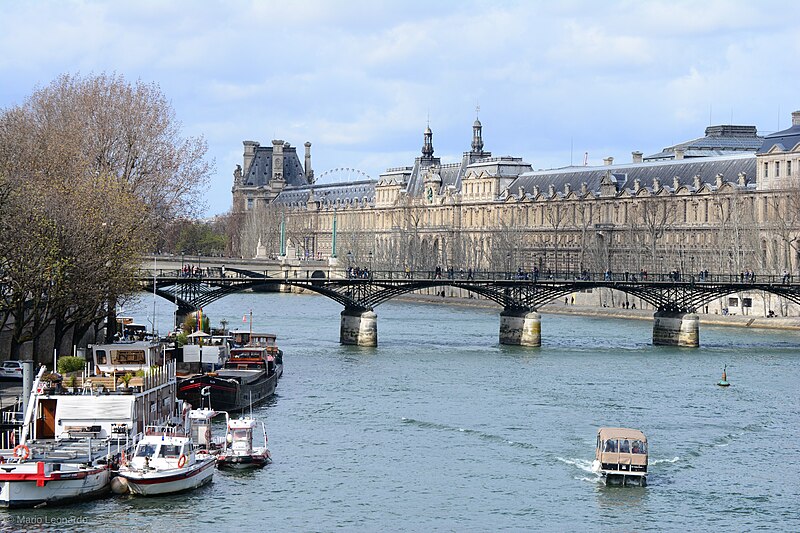 File:Pont des Arts and Palais du Louvre, 27 March 2016.jpg