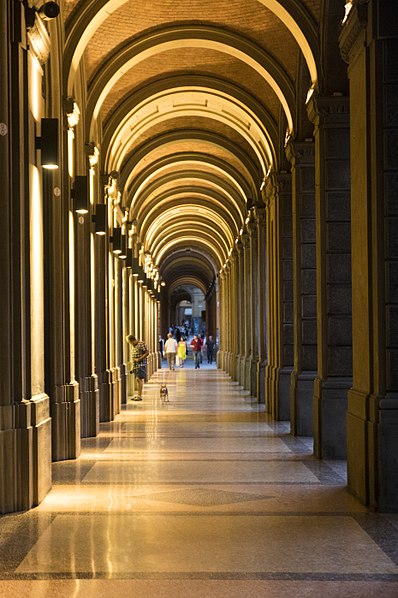 File:Portico di Via Farini di notte.jpg